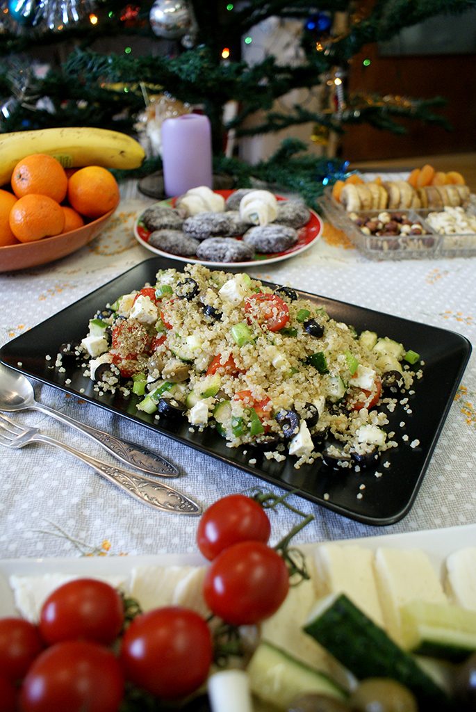 Salata quinoa greceasca cu branza si masline