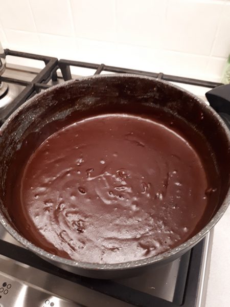 Tort-insiropat-crema-cacao-nuci-ananas-frisca